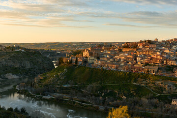 Obraz premium Historic Town on Hill at Sunset with River View