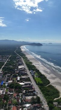 Vis&atilde;o a&eacute;rea da Praia de Boraceia com mar azul, faixa de areia e ocupa&ccedil;&atilde;o residencial t&iacute;pica do litoral norte de S&atilde;o Paulo.