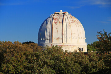 Obraz premium Telescope at the NSF Kitt Peak National Observatory in the Sonoran Desert, near Tucson, Arizona, USA on I’oligam Du’ag or Manzanita Bush Mountain in the Quinlan Mountain range within the Tohono O’odha