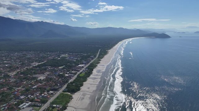Imagem a&eacute;rea panor&acirc;mica da Praia de Boraceia destacando o contraste entre o azul do mar, a areia clara e a vegeta&ccedil;&atilde;o preservada do litoral norte de S&atilde;o Paulo.