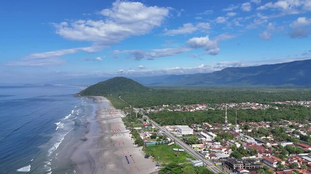 Praia de Boraceia destacando a longa faixa de areia, o mar aberto e o cen&aacute;rio t&iacute;pico do litoral norte de S&atilde;o Paulo.