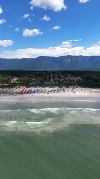 Vis&atilde;o a&eacute;rea da Praia de Boraceia em Bertioga destacando a extensa faixa de areia, o mar azul do litoral norte paulista e a &aacute;rea urbana integrada &agrave; paisagem natural.