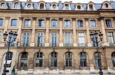 Obraz premium A historic building on Place Vendôme in Paris, France