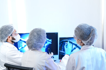 Obraz premium Pharmaceutical research team collaborating on drug development project. Experts in safety gear combining chemical testing with digital analysis in science lab.