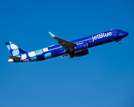 sky harbor airport 2-1-2026 Phoenix, AZ USAJetBlue Airways Airbus A321 N977JE departure from runway 7L at Phoenix Sky Harbor Intl. Airport.