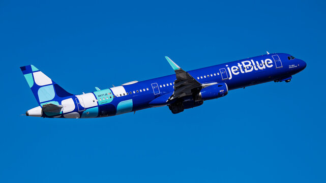 sky harbor airport 2-1-2026 Phoenix, AZ USAJetBlue Airways Airbus A321 N977JE departure from runway 7L at Phoenix Sky Harbor Intl. Airport.