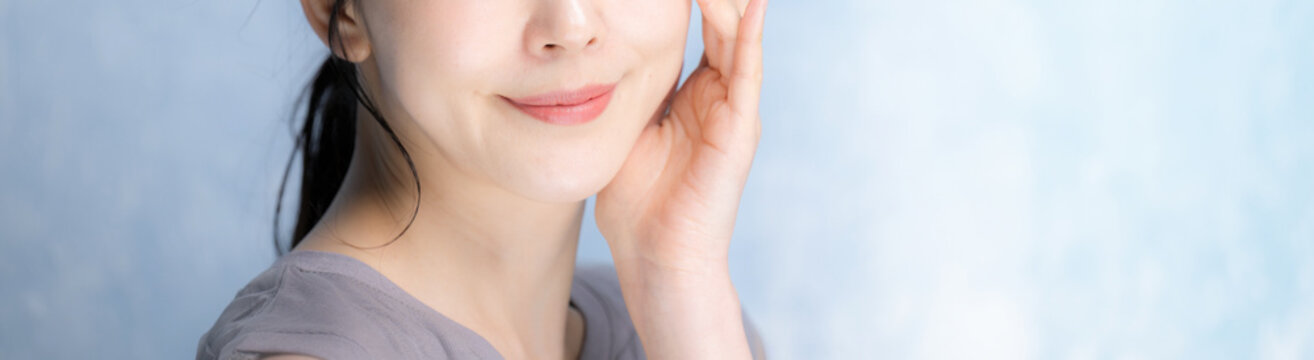 水色背景で美容やスキンケアの明るいイメージのクローズアップ　顔無しで口元のクローズアップ