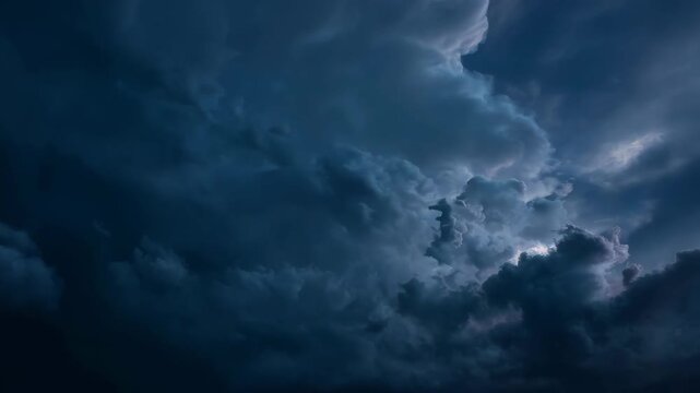 夜空を切り裂く稲妻｜嵐と雷鳴の瞬間のイメージ動画
