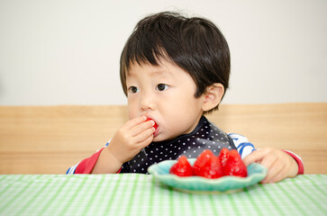 苺を食べる子供