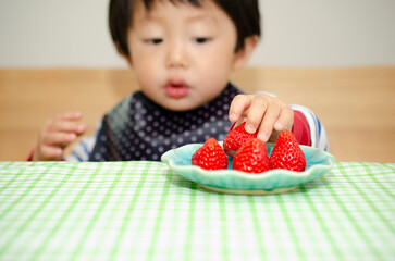 苺を食べる子供