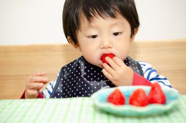 苺を食べる子供