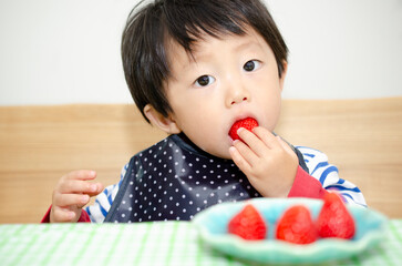 苺を食べる子供