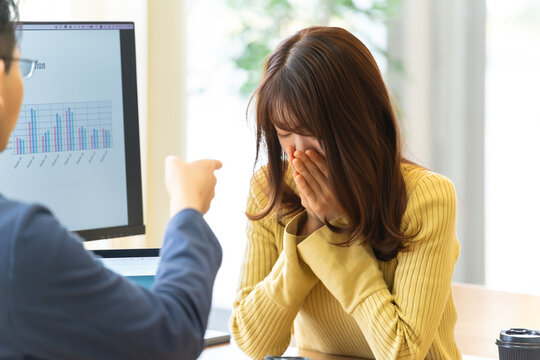 職場で叱責され落ち込む女性,上司から指摘を受けるビジネスシーン, Female Employee Feeling Distressed While Being Reprimanded at Work