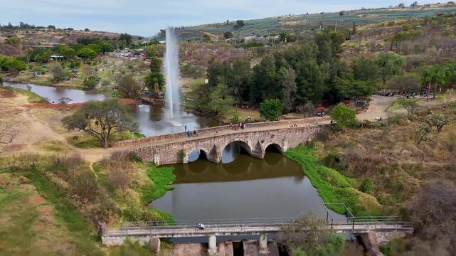 Rio con fuente de agua en parque puente de calder&oacute;n Zapotlanejo, jalisco