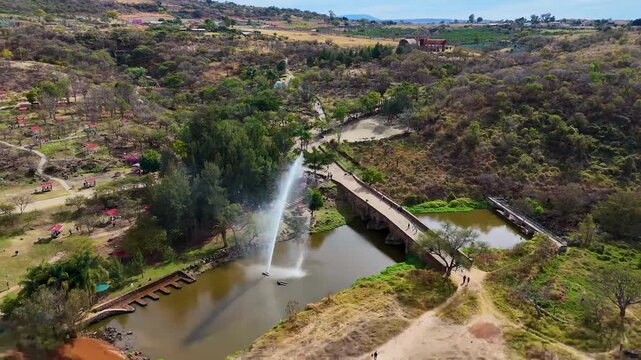 Rio con fuente de agua en parque puente de calder&oacute;n Zapotlanejo, jalisco