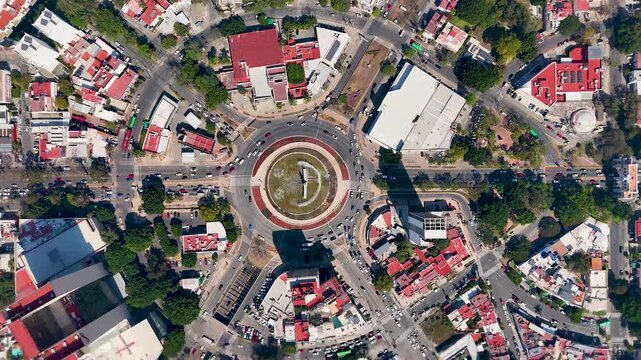 Remodelaci&oacute;n de glorieta la minerva en Guadalajara con trafico
