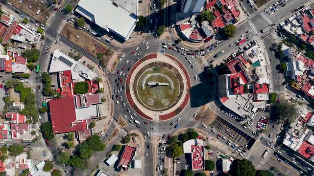 Remodelaci&oacute;n de glorieta la minerva en Guadalajara con trafico