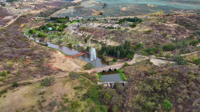 Rio con fuente de agua en parque puente de calder&oacute;n Zapotlanejo, jalisco