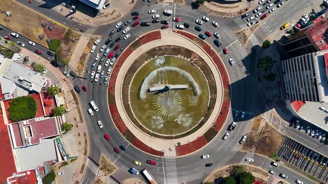Remodelaci&oacute;n de glorieta la minerva en Guadalajara con trafico
