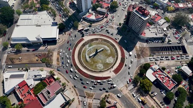 Remodelaci&oacute;n de glorieta la minerva en Guadalajara con trafico