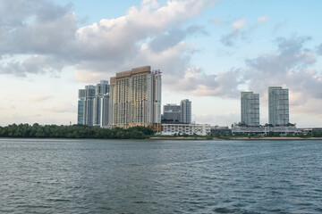 Obraz premium Modern Waterfront Skyline With High-Rise Buildings