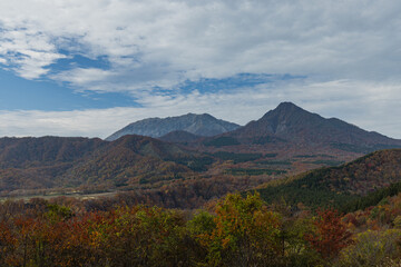Fototapeta premium 日本 岡山県真庭市蒜山にある鬼女台展望台から眺める奥大山と烏ヶ山と紅葉