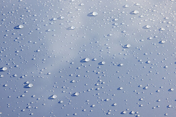 洗車後のボディに並ぶ均一な水滴と鏡面反射のディテール