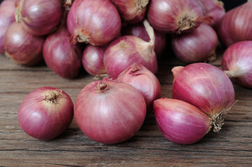 pile of shallots on wooden background