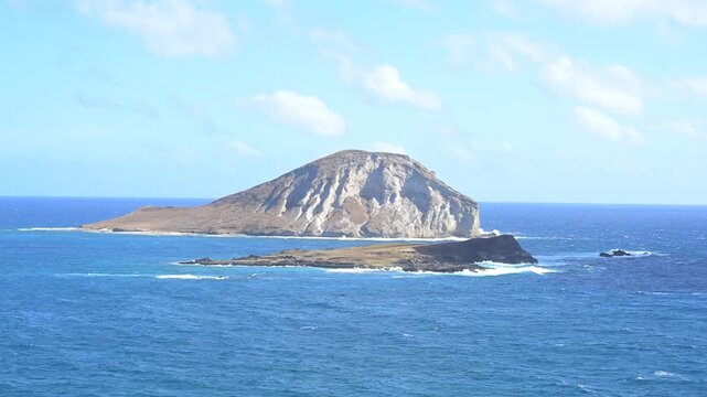 Beautiful turquoise water of the pacific ocean gently moving around manana island, also known as rabbit island, a volcanic tuff cone located off the southeastern shore of oahu in hawaii