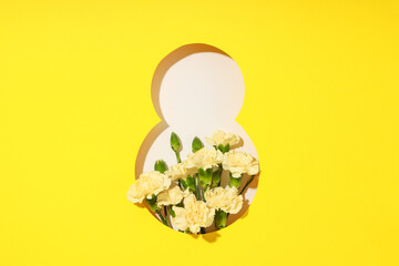 Obraz premium Vibrant flowers on a festive yellow background