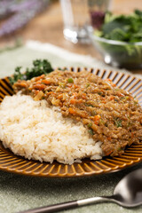 家庭の食卓で楽しむスパイス風味のドライカレー