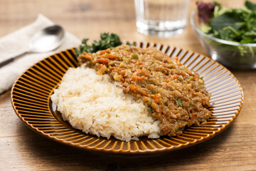 白ご飯に添えたドライカレーのあるシンプルな食卓風景