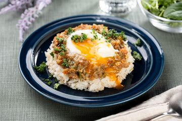 半熟卵が映えるキーマカレーと白ご飯の家庭的な食卓