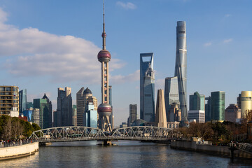 Obraz premium Shanghai, China: Shanghai city skyline along the Suzhou creek river with Waibaidu Bridge and the modern skyscrapers of Pudong financial district in China.