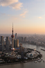 Obraz premium Shanghai, China: Aerial panoramic view of a dramatic sunset over Shanghai skyline with the Hangpu river and the Pudong financial district in China.