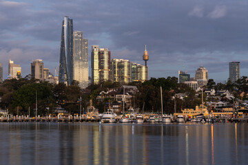 Obraz premium Sydney, Australia: Dramatic nightfall over the Sydney bay and the affluent Balmain residential district with the CBD skyline in the background.