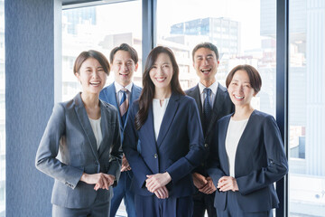 オフィスで働くカメラ目線のビジネスパーソン