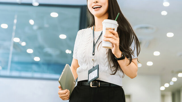 オフィスでコーヒーを手にタブレットを持つ日本人女性,仕事中のカジュアルなひととき, Japanese woman holding a tablet and coffee during a casual moment at work in an office