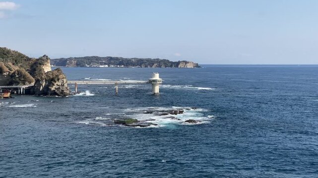 かつうら海中公園展望塔と八幡岬、勝浦湾、岩礁、手弱女平より望む（鵜原理想郷）