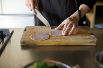 ハムを包丁で切っているところ