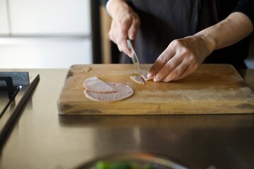 ハムを包丁で切っているところ