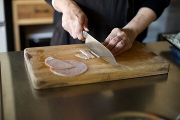 ハムを包丁で切っているところ