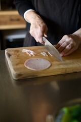 ハムを包丁で切っているところ