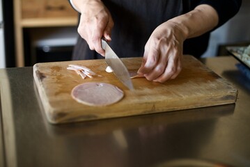 ハムを包丁で切っているところ