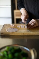 ハムを包丁で切っているところ