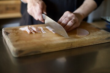 ハムを包丁で切っているところ