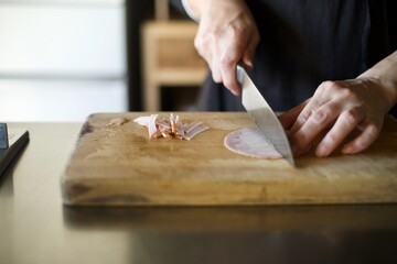 ハムを包丁で切っているところ