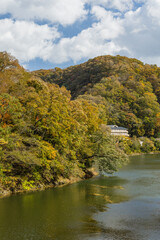 Fototapeta premium 日本 広島県庄原市東城町にある帝釈峡 ダム湖である神龍湖と紅葉した木々