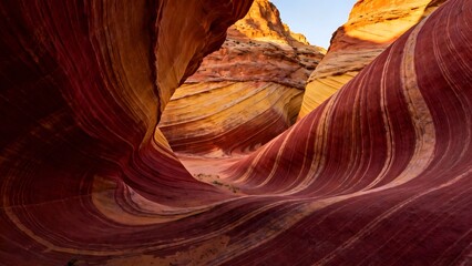 Obraz premium Close-up of Intricate Wavy Layers in Red and Ochre Sandstone
