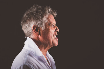 Mann / Seitenprofil / zornig © Petra Fischer